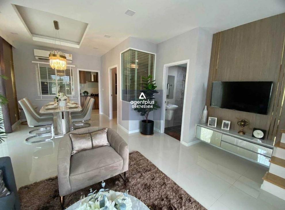 ขายด่วนทาวน์โฮม 2 ชั้น เสนา วิลเลจ สุขุมวิท-แพรกษา บ้านดีไซน์ทันสมัย พร้อมฟังก์ชันครบทุกการใช้งาน ติดกับโรงเรียนสารสาสน์วิเทศ สมุทรปราการ และใกล้กับสถานีรถไฟฟ้า BTS สายสุขุมวิท รายล้อมไปด้วยสิ่งอำนวยความสะดวก