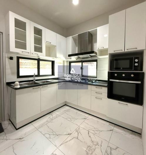 ขาย/เช่า บ้านเดี่ยวหลังริม ตกแต่งสวย ทำเลใกล้รถไฟฟ้า 