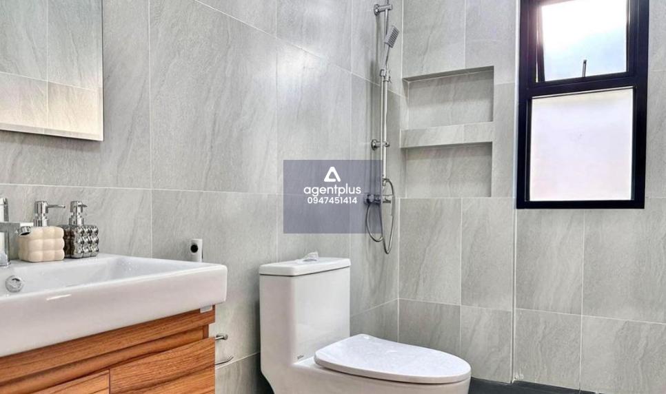 ขายบ้านชั้นเดียว 4 ห้องนอนและ 3 ห้องน้ำในห้วยใหญ่ พัทยา บ้านตกแต่งครบชุด พร้อมสระว่ายน้ำส่วนตัวและสวน บ้านหลังนี้มีที่ใช้สอยกว้างขวาง 230 ตร.ม. เดินทางสะดวกและห่างจากหาดจอมเทียนประมาณ 10 นาที