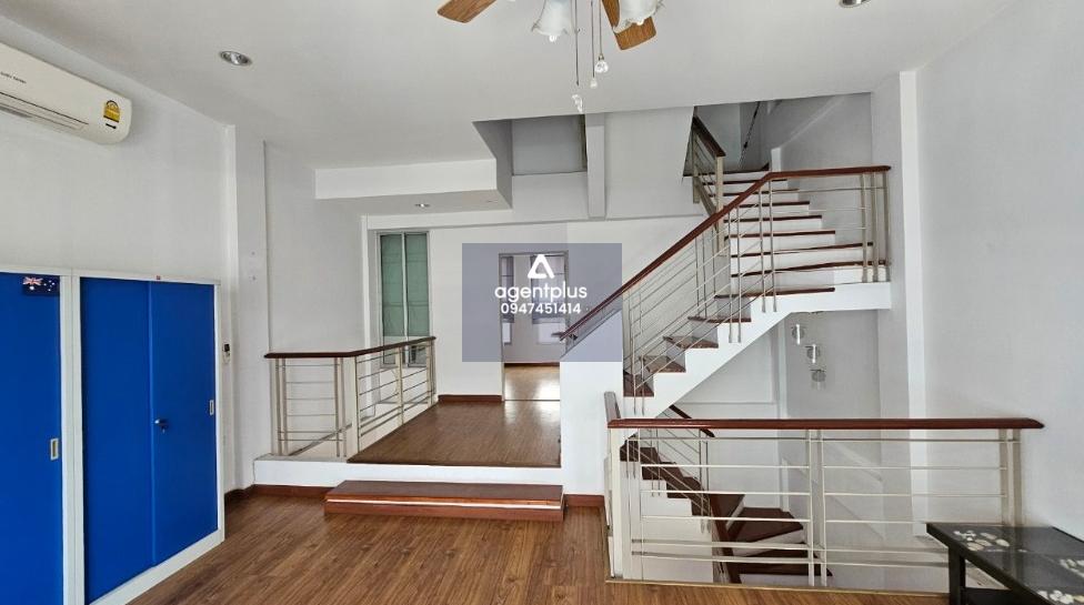 ขายด่วนทาวน์โฮม 3 ชั้น ปรับปรุงใหม่ บ้านกลางเมือง บริติช ทาวน์  ศรีนครินทร์ (ศรีด่าน 24) ทาสีใหม่ ปรับปรุงลานจอดรถลงเข็มกันทรุด 14 ต้น ผ้าม่านเปลี่ยนใหม่ทั้งหลัง  แอร์พร้อมใช้ทั้งหลัง สภาพตัวบ้านเดิมๆ ไม่มีต่อเติมหนักต่อจากโครงการ