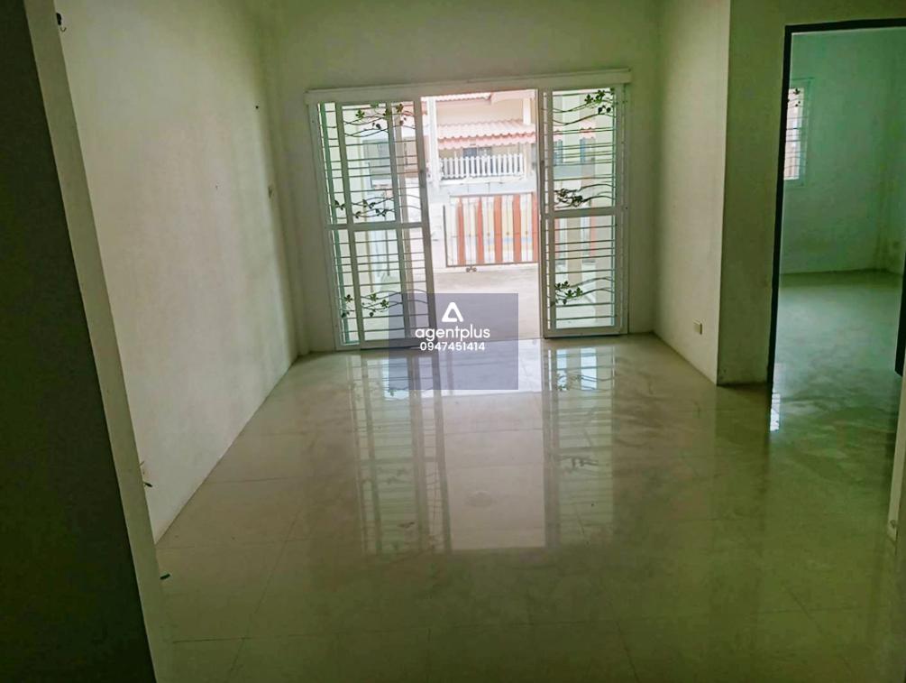 ทาวน์เฮ้าส์ โครงการแผ่นดินทอง ลิฟวิ่งโฮม ปลวกแดง ทำเลโครงการติดถนนปลวกแดง-ห้วยปราบ (รย.3013) เดินทางเข้า-ออกสะดวก