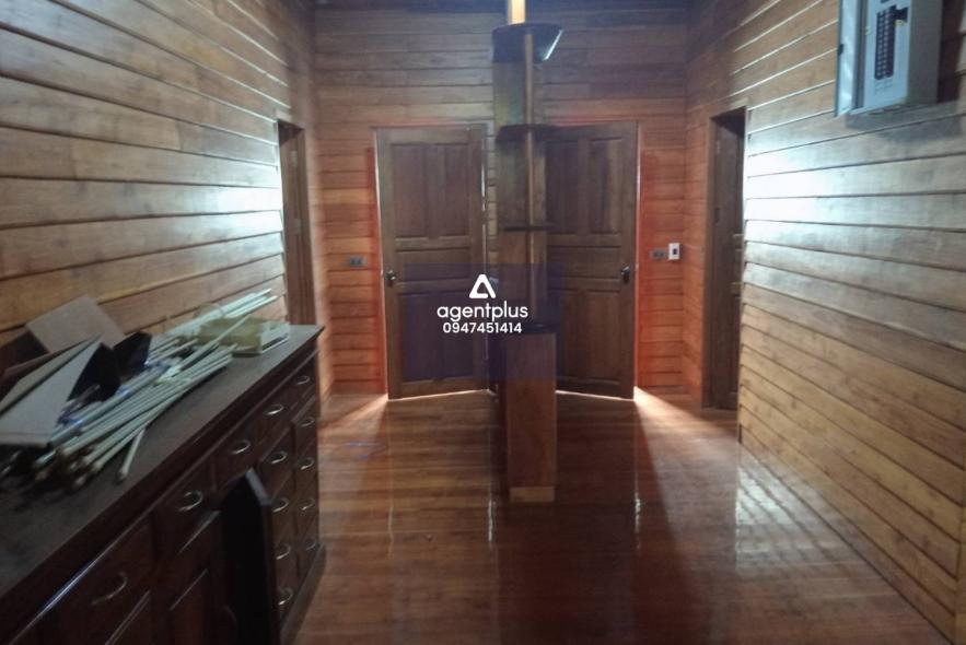 บ้านทรงไทยครึ่งตึกครึ่งไม้ 