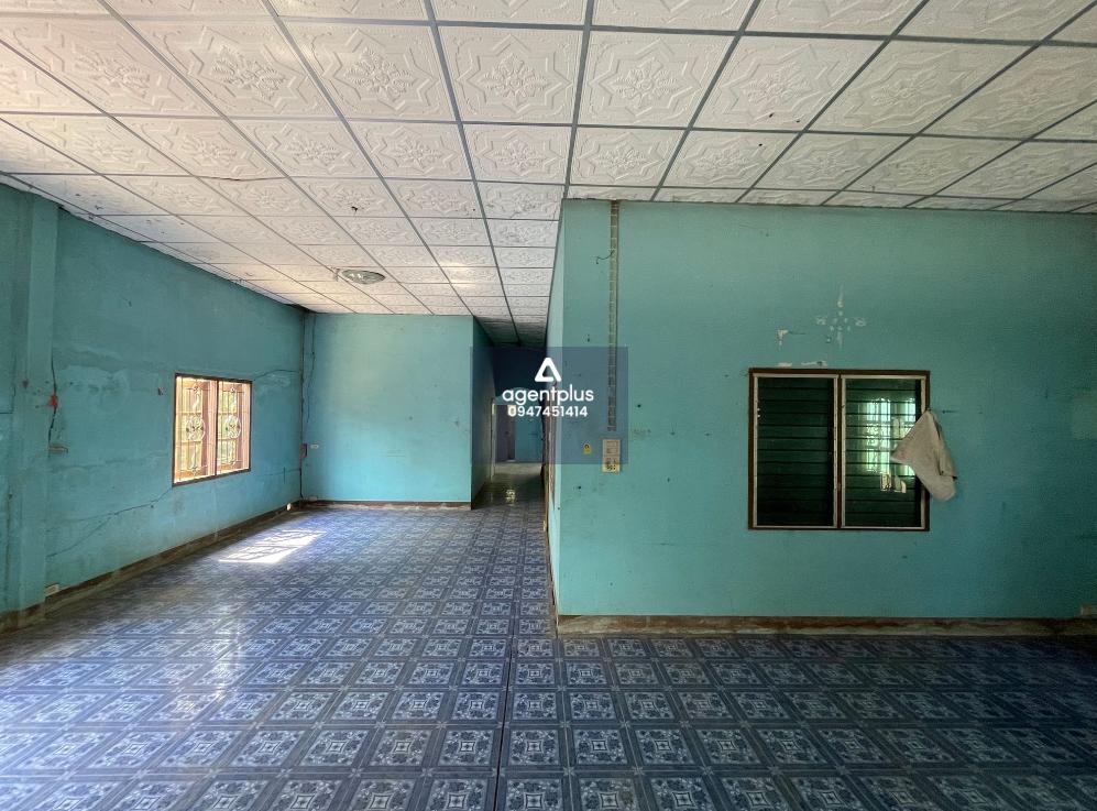 บ้านเดี่ยวชั้นเดียว เกาะจันทร์ ตั้งอยู่ติดถนนทางหลวงหมายเลข 3245