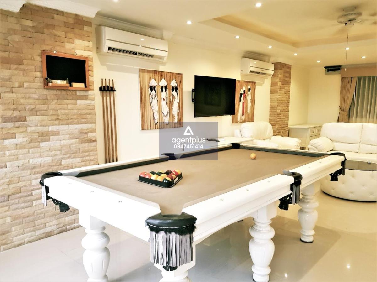 This penthouse is for sale at the price of 4,250,000฿ (Recently reduced from 4,950,000฿) and for rent at the price of 35,000฿ (12 month contract) 2 bedroom & 3 bathrooms 146 square meters 10th floor Foreign quota Recently renovated from its original condi