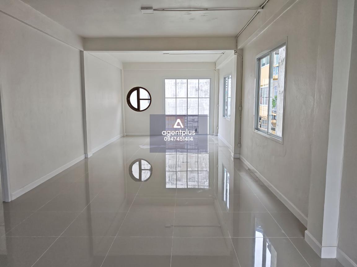 ขายอาคารพาณิชย์ 3.5 ชั้น 2 คูหา ย่านธนบุรี ทำเลทองใจกลางชุมชน เหมาะสำหรับทำสำนักงาน ร้านค้า หรือปล่อยเช่า ใกล้ถนนหลัก เดินทางสะดวก เข้า-ออกได้หลายเส้นทาง