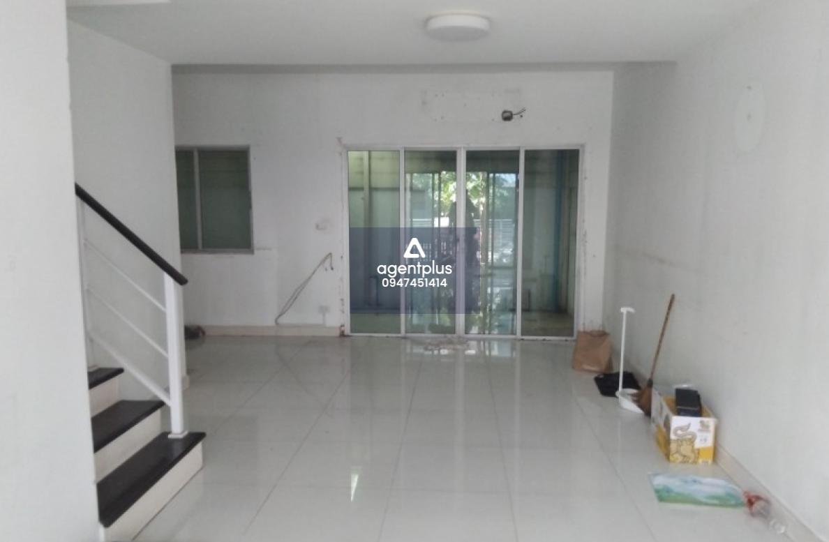 ขายบ้านทาวน์เฮ้าส์ 2 ชั้น โครงการเดอะคอนเนค 15 อ่อนนุช ถนนเฉลิมพระเกียรติ ร.9 ใกล้ท่าอากาศยานสุวรรณภูมิ โรงพยาบาล ศูนย์การค้าและตลาด ราคา 2.85 ล้านบาท 3 ห้องนอน 2 ห้องน้ำ