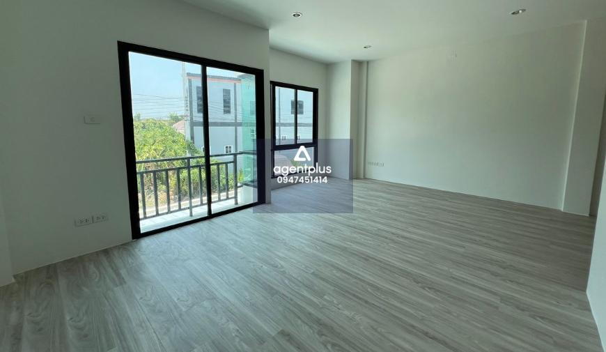 ขาย ทาวน์เฮ้าส์ ลา ปาตีย์ บ้านสวน การเดินทางสะดวก ใกล้มอเตอร์เวย์