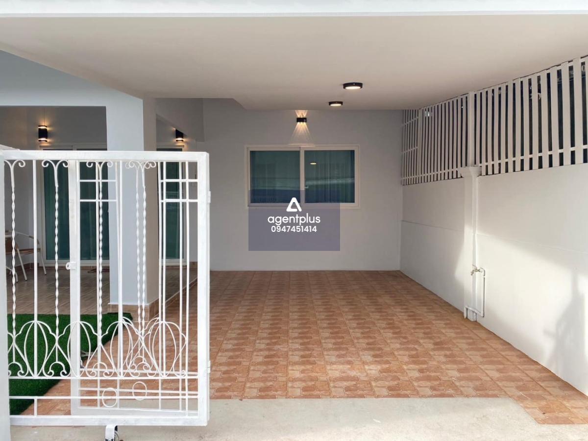 ทาวน์เฮ้าส์หลังใหญ่ ซอยวัดเขาน้อย พัทยา ทำเลดี พร้อมเข้าอยู่ เฟอร์นิเจอร์ครบ