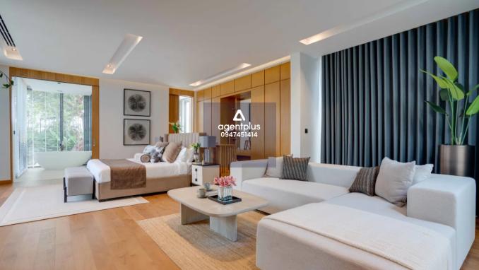 ขายบ้านวิลล่าหรูพร้อมสระว่ายน้ำ มีฉากหลังเป็นภูเขาและชายหาดใกล้เพียงไม่กี่ก้าว