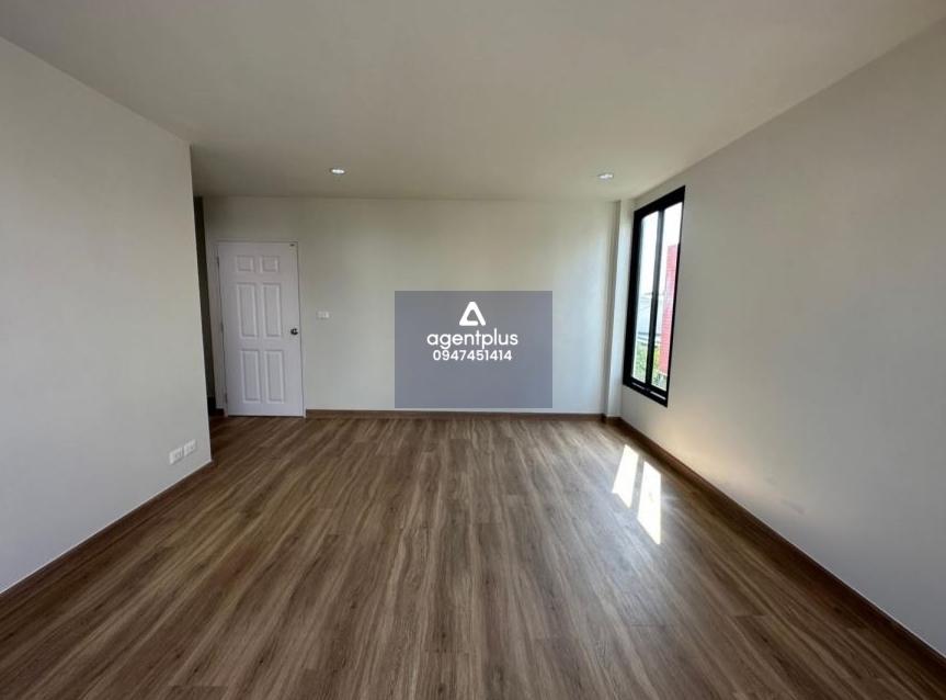 บ้านแฝด 2 ชั้น โครงการบ้านร็อคการ์เด้น แอร์พอร์ต สุวรรณภูมิ 2 ปรับปรุงใหม่ ทำเลดี ใกล้ถนนใหญ่ (ถนนหลวงแพ่ง) เดินทางเข้า-ออกสะดวก