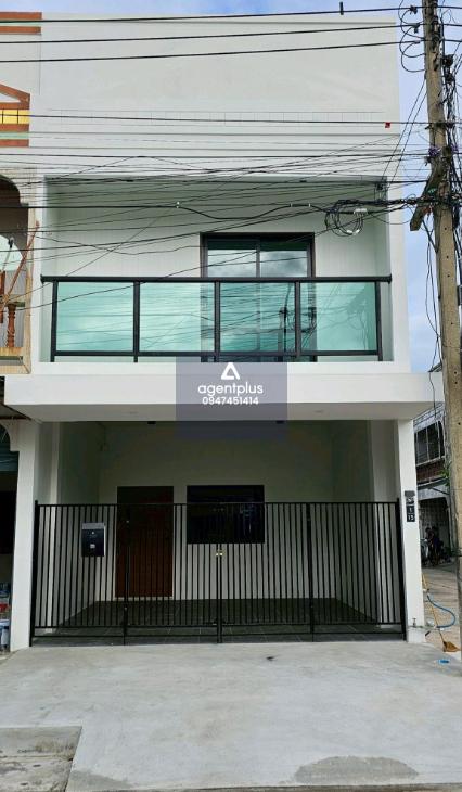 *บ้านทาวน์โฮม 2 ชั้น ตกแต่งใหม่ ทำเลดี ใกล้ห้างและแหล่งท่องเที่ยวสุพรรณบุรี ในราคาล้านต้นๆ ผ่อนเพียง 6,xxx เท่านั้น