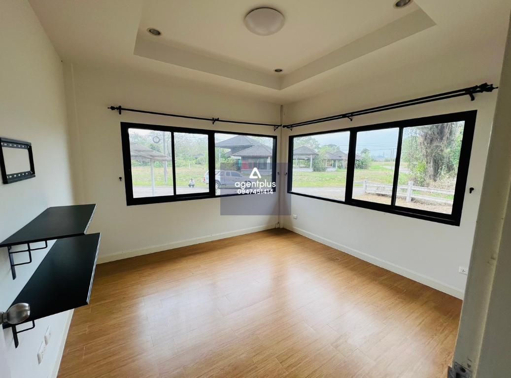 บ้านเดี่ยวชั้นเดียวภายในกว้างขวาง โครงการพัทยา คันทรีคลับ แอนด์ รีสอร์ท ชลบุรี บรรยากาศดี ทำเลติดถนนสายสัตหีบ–เขาหินซ้อน (ทล.331) ตั้งอยู่ภายในสนามกอล์ฟ รายล้อมด้วยธรรมชาติ เหมาะสำหรับการพักผ่อน