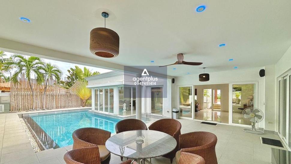 ขาย บ้าน 4 ห้องนอน ที่ Siam Royal View มีห้องให้พักผ่อนมากมาย เพลิดเพลินกับวิวสระว่ายน้ำที่สวยงาม สวนหย่อมขนาดใหญ่ และสิ่งอำนวยความสะดวกทันสมัยทั้งหมด