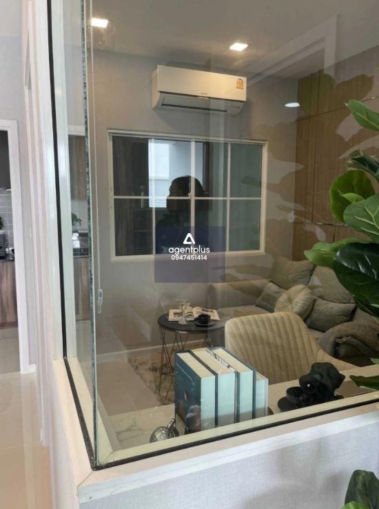 ขายด่วนทาวน์โฮม 2 ชั้น เสนา วิลเลจ สุขุมวิท-แพรกษา บ้านดีไซน์ทันสมัย พร้อมฟังก์ชันครบทุกการใช้งาน ติดกับโรงเรียนสารสาสน์วิเทศ สมุทรปราการ และใกล้กับสถานีรถไฟฟ้า BTS สายสุขุมวิท รายล้อมไปด้วยสิ่งอำนวยความสะดวก