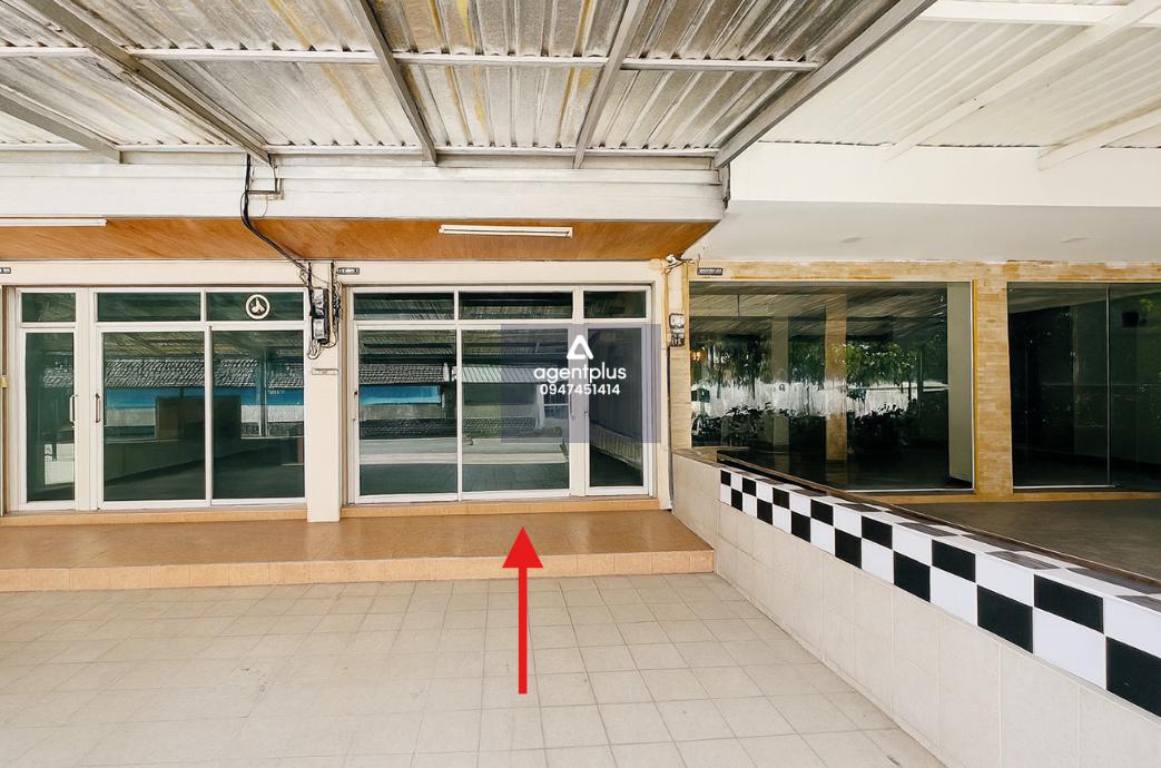 อาคารพาณิชย์ 4 ชั้น ภายในกว้างขว้าง ติดถนนพัทยาสาย 2 ซอย 17 การคมนาคมสะดวก ใกล้สถานที่สำคัญ ทั้งหน่วยงานราชการ โรงเรียน และห้างสรรพสินค้า เหมาะสำหรับการทำธุรกิจหรืออยู่อาศัย