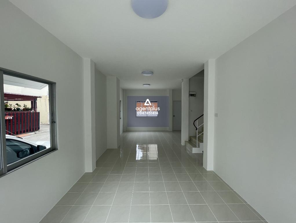 ทาวน์เฮ้าส์ 2 ชั้น ถนนศรีราชา-หนองค้อ ที่กม. 4+400 แยกหมู่บ้านประมาณ 350 เมตร โครงการเดอะพลัส ทำเลดีใกล้ถนนศรีราชา-หนองค้อ และตั้งอยู่ใกล้สิ่งอำนวยควาสะดวก