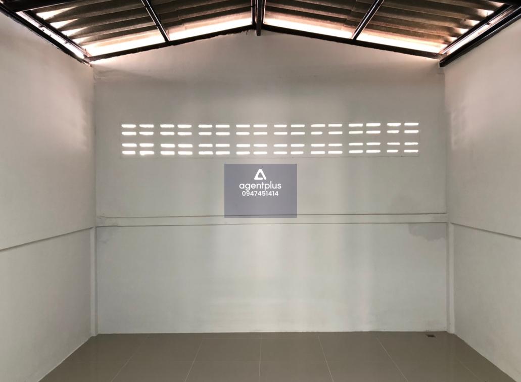 อาคารพาณิชย์ 2 ชั้น โครงการปรีดาแลนด์ ทำเลดี บริเวณรอบทรัพย์เป็นย่านที่อยู่อาศัย การคมนาคมสะดวก รายล้อมด้วยสาธารณูปโภคครบ เหมาะสำหรับอยู่อาศัยและทำธุรกิจขนาดเล็ก