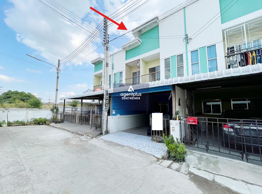 ทาวน์เฮ้าส์ 2 ชั้น เดอะวิลเลจ หนองค้อ ทำเลดี ห่างจากถนนศรีราชา-หนองค้อ (ทล.3241) ประมาณ 6 กม. การคมนาคมสะดวก สาธารณูปโภคครบครัน ใกล้แหล่งพักอาศัย