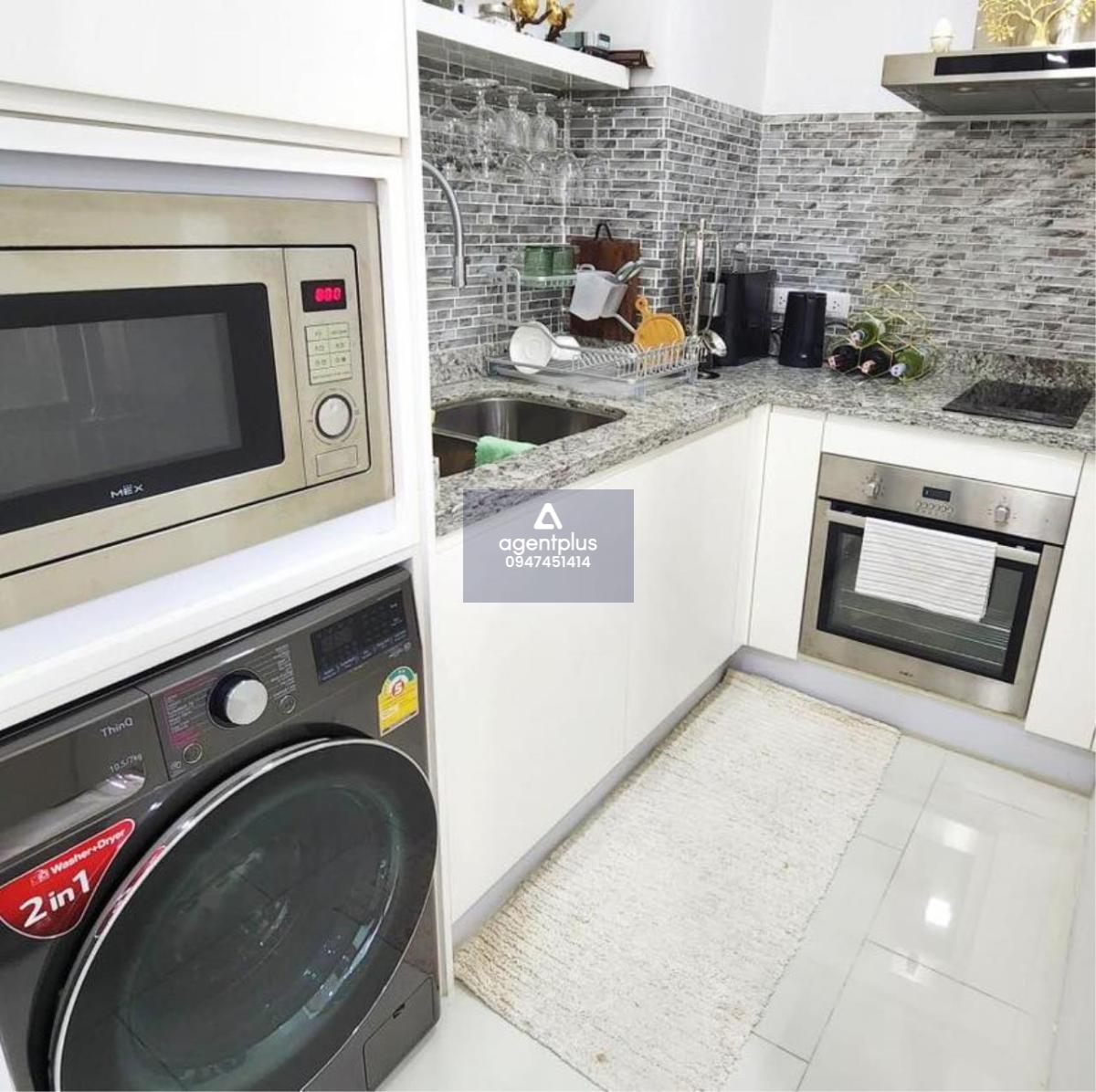 Hotel land on a hill, next to the sea, with environmental and construction permits, Phuket. Land 35 rai 183 rooms Lobby swimming pool Fitness meeting room Parking 3 styles of pool villas Located on the southern cape of Ao Po. Overlooking the beautiful Po 