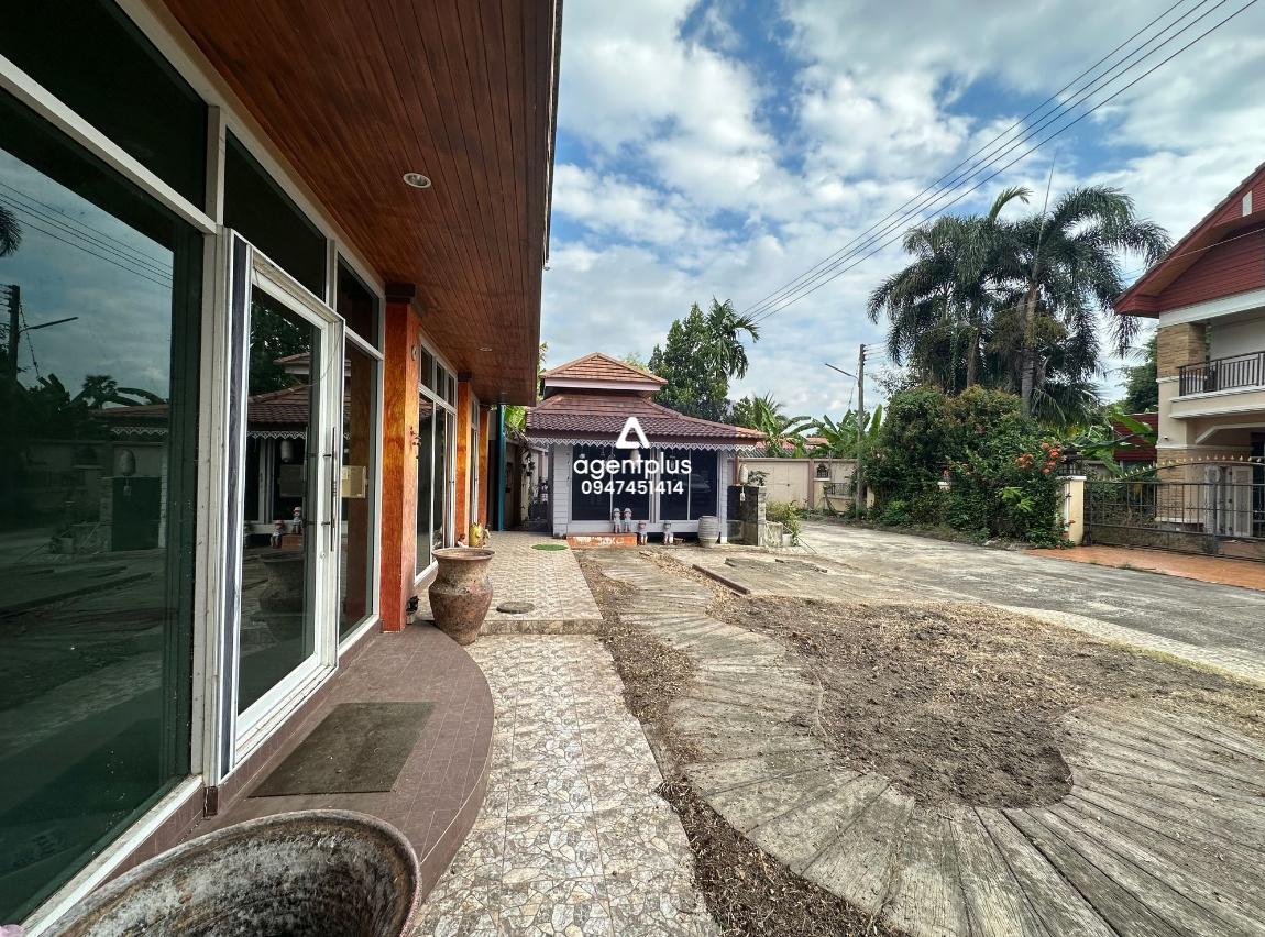 ขายบ้านเดี่ยว 2 ชั้น พร้อมดาดฟ้า กุลพันธ์วิลล์ 12 เชียงใหม่ บ้านเดี่ยวหลังใหญ่ ทำเลดี พร้อมดาดฟ้า พื้นที่กว้างขวาง เหมาะสำหรับครอบครัวที่ต้องการความเป็นส่วนตัว