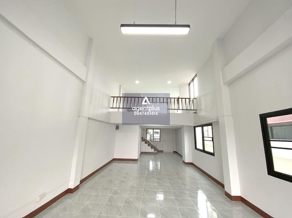 ขายอาคารพาณิชย์ ซอยมหาโชคป่าตัน เมืองเชียงใหม่ อาคารพาณิชย์ 2 ชั้น พร้อมชั้นลอย ห่างจากถนนซอยโชตนา 22 ประมาณ 120 ม.