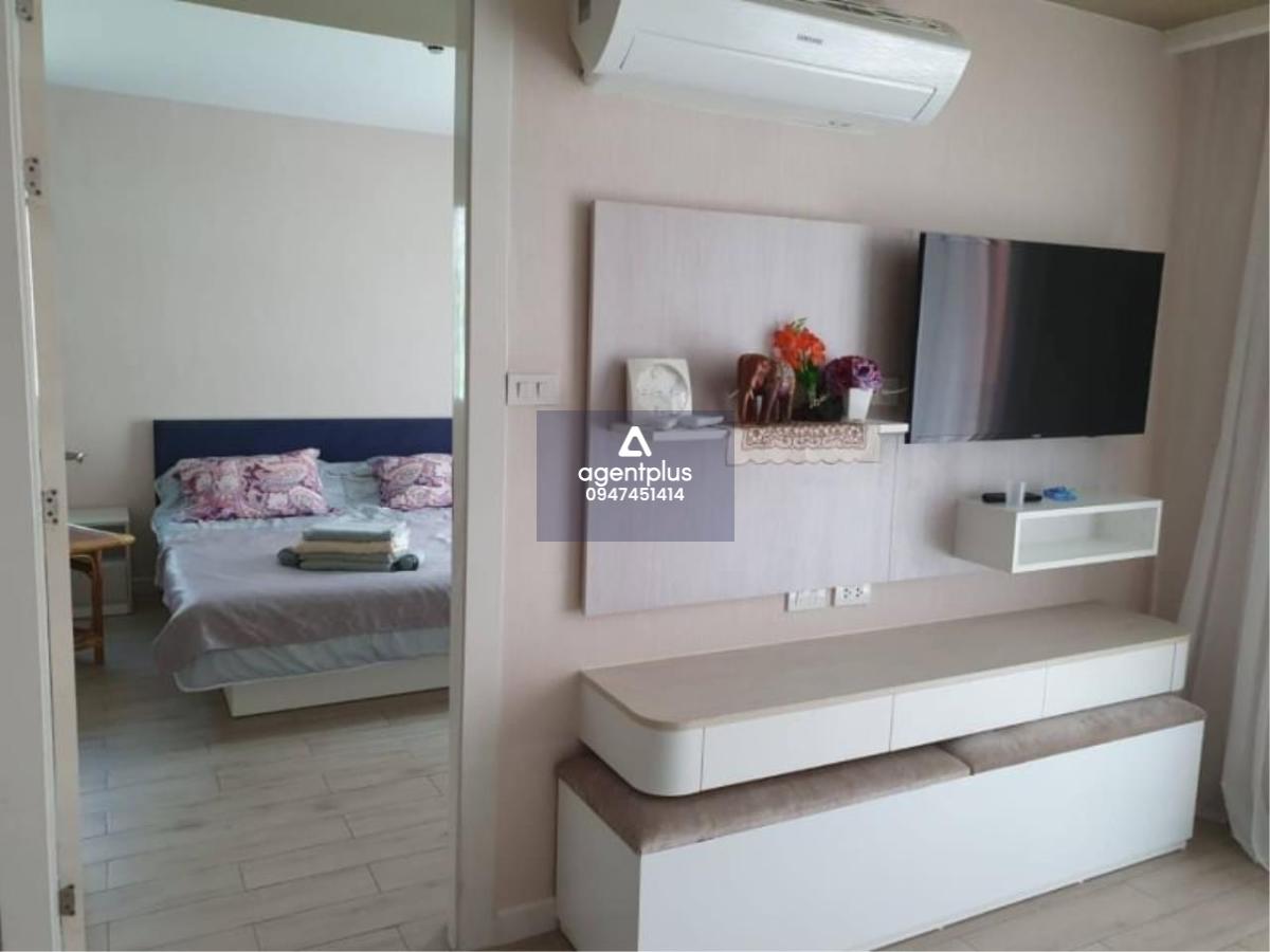 This pool-view condo is for sale and it comes at the price of 2,800,000฿ 1 Bedroom & 1 Bathroom 52 square meters Fully furnished & fitted. Ready to move in. Condo features: Pool & water park view European kitchen En-suite Fully airconditioned Built-in war