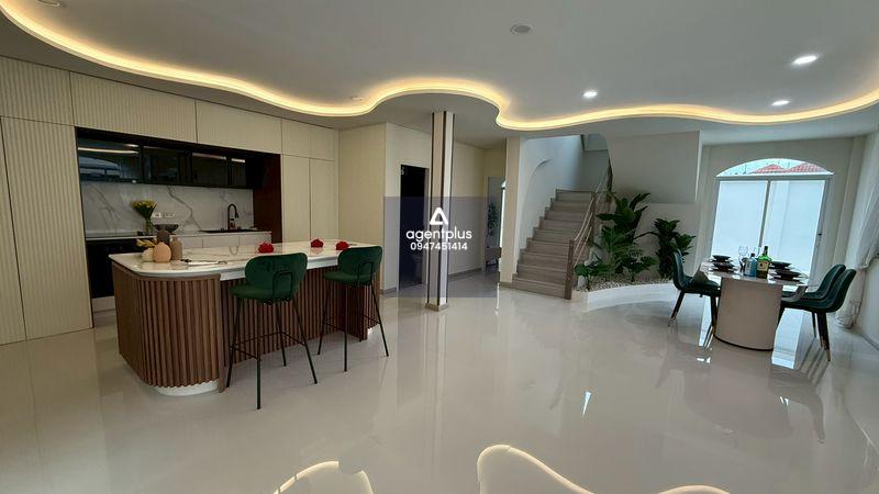 พูลวิลล่า 5 ห้องนอน #💥10,600,000 บาท🏠 บ้าน 2 ชั้น 🏵️ เนื้อที่ดิน 71 ตารางวา (284 ตารางเมตร) 5 ห้องนอน / 4 ห้องน้ำ โซนบาร์บีคิว มีระบบรักษาความปลอดภัย 24 ชั่วโมง สระว่ายน้ำส่วนกลางขนาดใหญ่ ครัวยุโรป + ครัวไทย มีโรงจอดรถ ชื่อบริษัท ค่าโอนคนละค