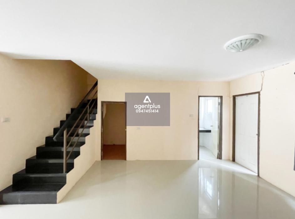 บ้านแฝด 2 ชั้น ติดถนนซอยเจริญสุข เดินทางเข้า-ออกสะดวก บริเวณโดยรอบเป็นแหล่งชุมชน โครงการปิยวัฒน์ การ์เด้นวิลล์ ชลบุรี