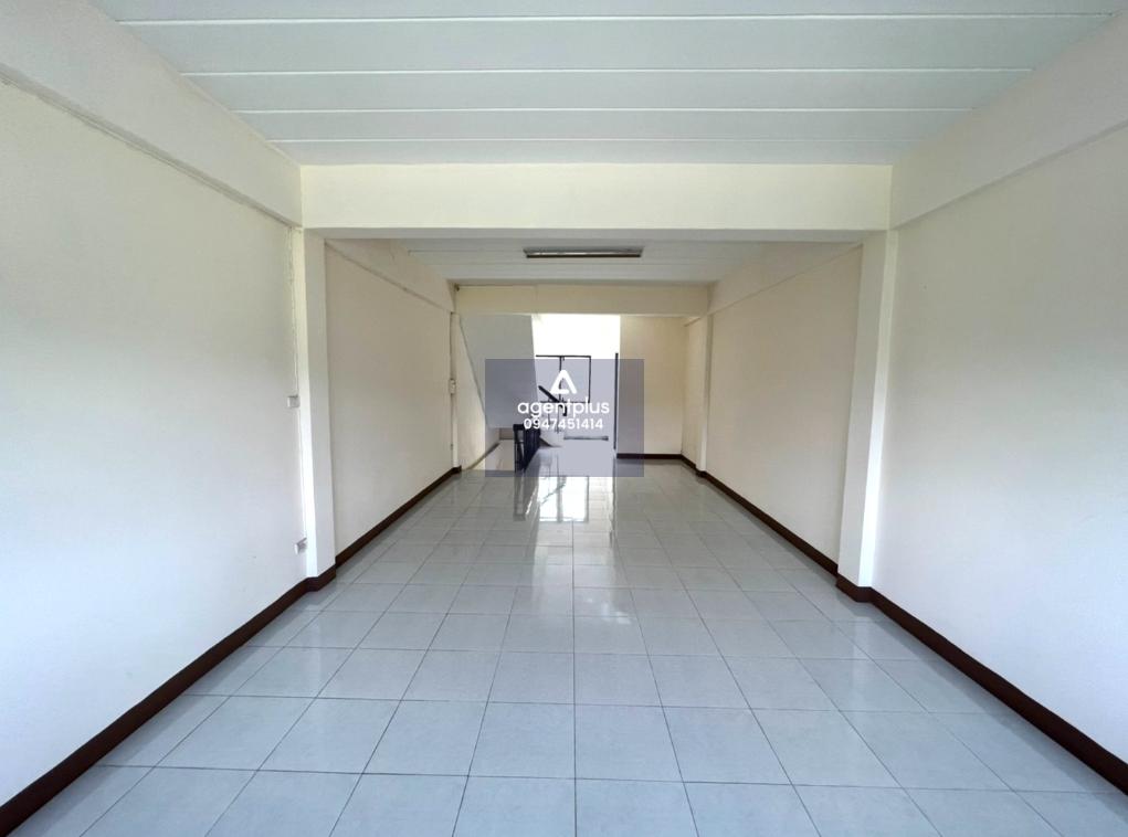 ขายอาคารพาณิชย์ 3.5 ชั้น วิรากร สัตหีบ : ปรับปรุงใหม่ ทำเลดี ใกล้ถนนสุขุมวิท การคมนาคมสะดวก พร้อมสาธารณูปโภค เหมาะสำหรับอยู่อาศัยและประกอบธุรกิจ