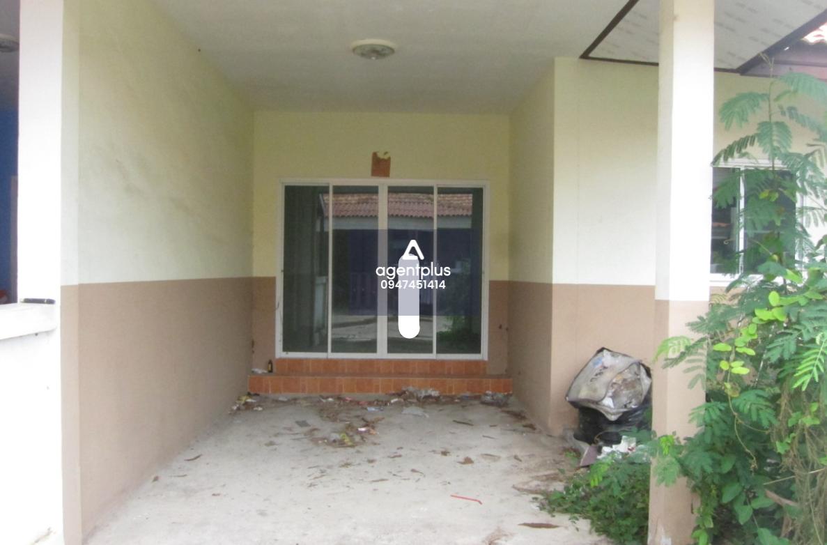 ขายด่วนบ้านทาวน์เอ้าส์ชั้นเดียว หมู่บ้านแผ่นดินทองลิฟวิ่งโฮมส์ ถนนสายปากร่วม-ปลวกแดง(รย.3013) ล้อมรอบไปด้วยสิ่งอำนวยความสะดวกมากมาย ในราคา 1.35 ล้านบาท