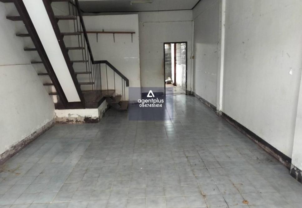 อาคารพาณิชย์ 2 ชั้น โครงการบ้านดวงเงิน ถนนอัมฤทธิ์พัฒนา ตำบลเชิงเนิน ตั้งอยู่ในแหล่งชุมชน การคมนาคมสะดวก สาธารณูปโภคพื้นฐานครบ