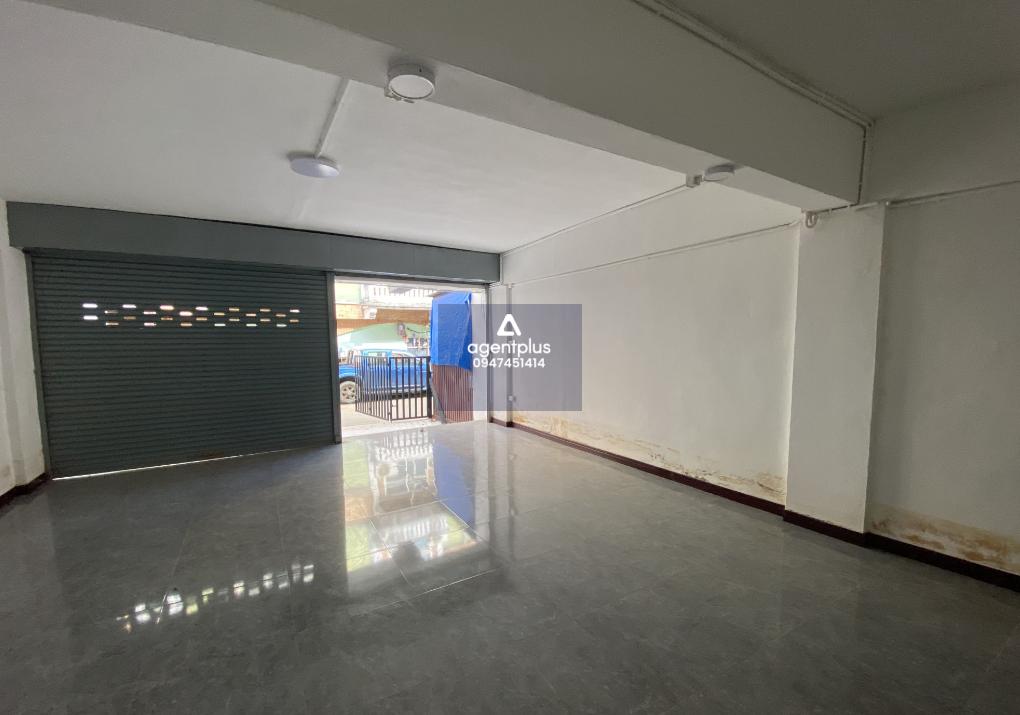 ขายอาคารพาณิชย์ 3 ชั้น เมืองเชียงใหม่ ปรับปรุงใหม่ ทำเลดี ใกล้ถนนเจริญประเทศเพียง 45 เมตร เดินทางเข้า-ออกสะดวก อยู่ในย่านชุมชนที่อยู่อาศัยและพาณิชยกรรม