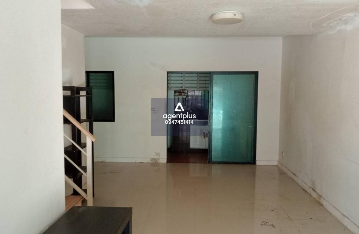 ขายด่นวทาวน์เฮ้าส์ 2 ชั้น  โครงการเดอะคอนเนค สุวรรณภูมิ 2 ถนนกิ่งแก้ว 3 ห้องนอน 2 ห้องน้ำ ราคา 2.3 ล้านบาท เหมาะนำมารีโนเวทใหม่ ใกล้สนามบินสุวรรณภูมิ มอเตอร์เวย์ กรุงเทพ - ชลบุรี มหาวิทยาลัย โรงพยาบาล