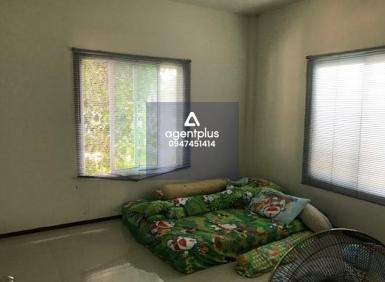 บ้านเดี่ยวชั้นเดียว ทำเลดี เดินทางเข้า-ออกสะดวก ใกล้ถนนสุขุมวิท (ทล.3) บริเวณโดยรอบเป็นที่อยู่อาศัย โครงการดีซี โฮม ชลบุรี ใกล้ร้านสะดวกซื้อและร้านค้าชุมชน