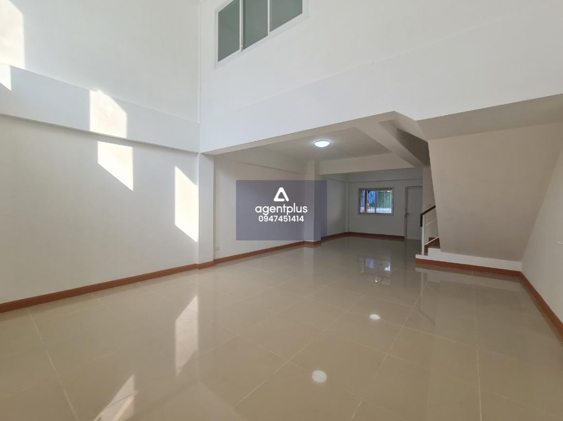 ขายทาวน์เฮ้าส์ 3 ชั้น ทำเลดี ใกล้กับถนนพหลโยธิน และถนนคลองหลวง ประมาณ 200 เมตร กลอรี่เฮ้าส์ 2 คลอง 1 ปรับปรุงใหม่