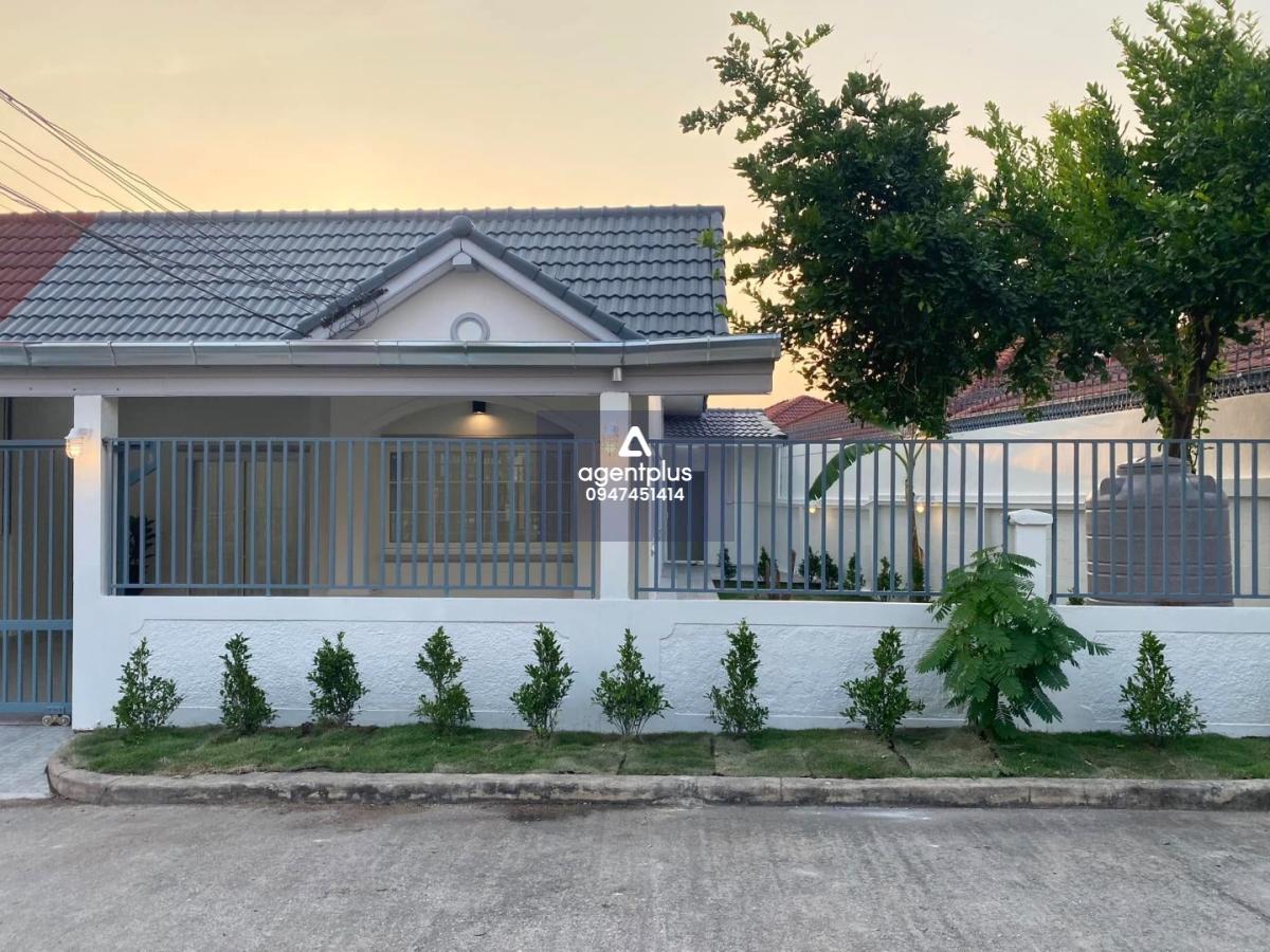 #ทาวน์เฮ้าส์หลังริม มีพื้นที่สวน ตกแต่งเรียบง่าย ลมเย็นสบายตลอดทั้งวัน เฟอร์นิเจอร์ครบ พร้อมเข้าอยู่ หมู่บ้านปาร์ครุ่งเรือง ซอยเขาตาโล เมืองพัทยา