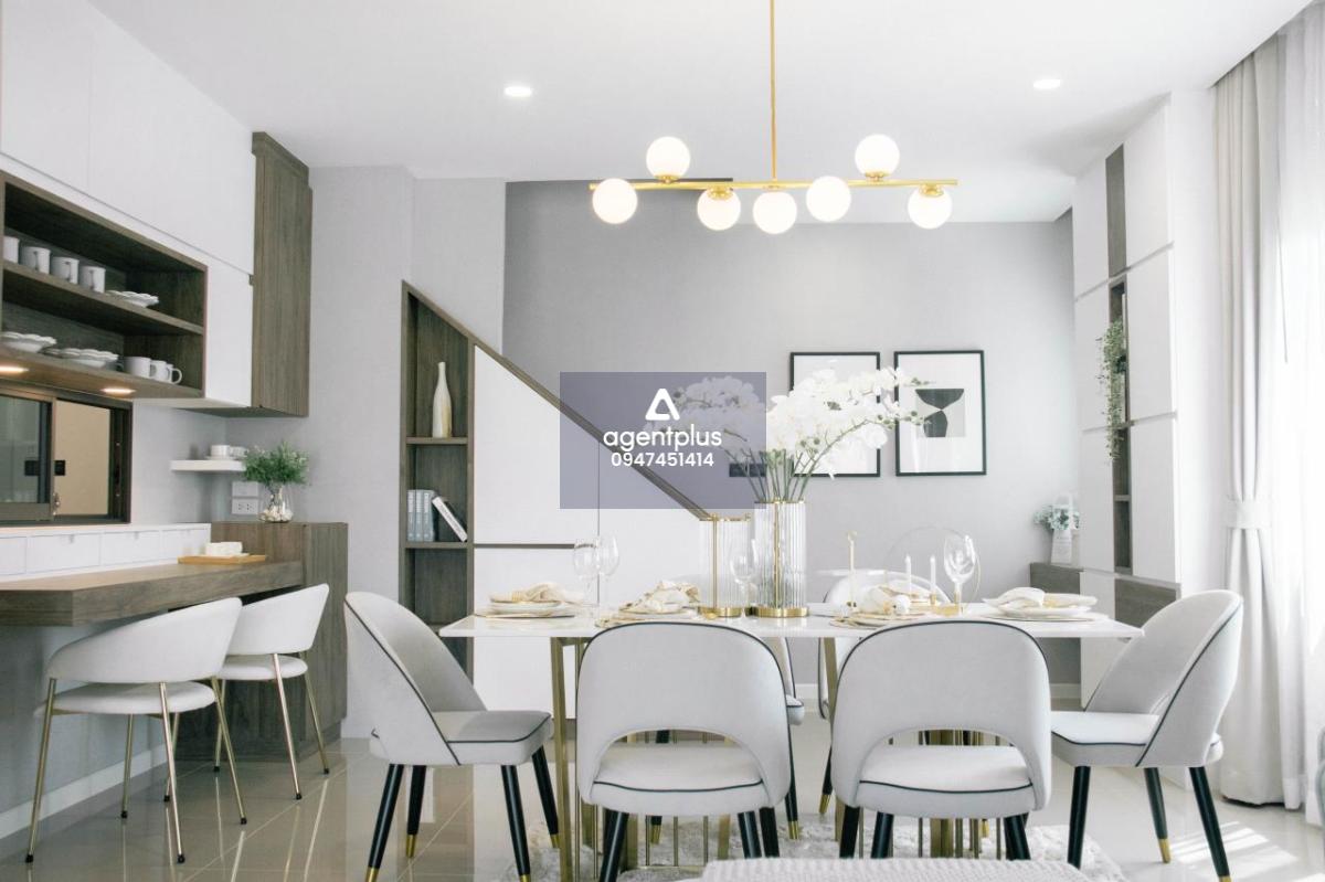 039 2-storey detached house, 4 bedrooms, 3 bathrooms, 2 extra-wide parking spaces usable area 215 sq.m. Prices start at 7.5 million baht.