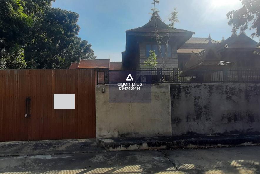 บ้านทรงไทยครึ่งตึกครึ่งไม้ 