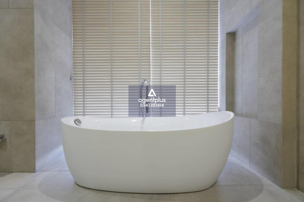 002 Luxury modern pool villa ready to move in Bangkok 4bed 5bath land size 210 sqwah. living area 750sqm 3 storay