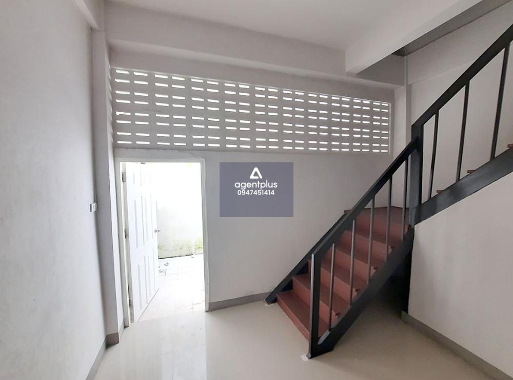 ขายอาคารพาณิชย์ 3 ชั้น ในซอยเสนานิเวศน์ 104 บางกะปิ