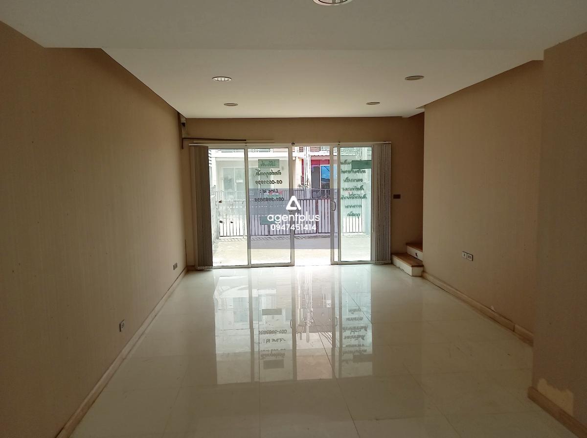 ขายทาวน์เฮ้าส์ 3 ชั้น ดีลักซ์ ทาวน์ รามอินทรา – ทำเลดี เข้าอยู่ได้ทันที บ้านสวย พื้นที่ใช้สอยลงตัว เหมาะสำหรับครอบครัวหรือโฮมออฟฟิศ ทำเลรามอินทราเดินทางสะดวกมาก