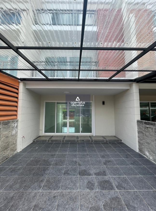 ขายด่วนดีลักซ์ ทาวน์ เลียบทางด่วน-รามอินทรา ทาวน์เฮ้าส์ 3 ชั้น พร้อมเข้าอยู่!