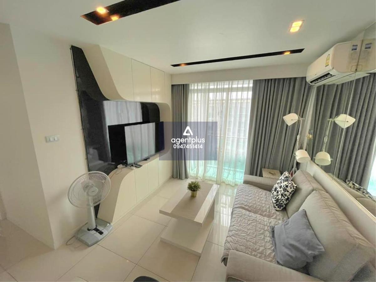 This top-floor condominium is for sale and it comes at the price of 2,650,000฿. 1 Bedroom & 1 Bathroom 35 square meters floor area size Fully furnished & fitted. Ready to move in. Foreign Quota Condo features: Beautiful view of the pool from the balcony a