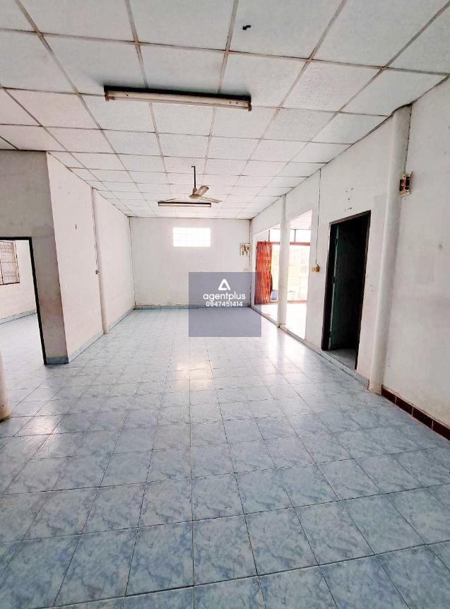 บ้านเดี่ยวชั้นเดียว ทำเลดี ติดถนนบ้านแปลงเกตุ 15 เดินทางเข้า-ออกสะดวก บริเวณใกล้เคียงเป็นแหล่งที่อยู่อาศัย