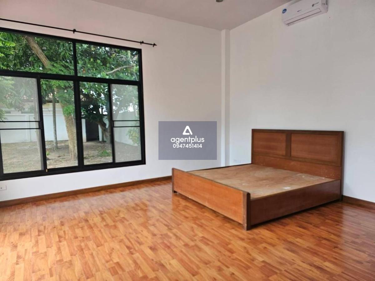 This single-storey house is for sale and it comes at the price of 10,950,000฿ 160 square meters interior area size 268 square wah / 968 square meters Company ownership (If bought in Thai name, purchaser pay for the transfer fees) Recently renovated Partia