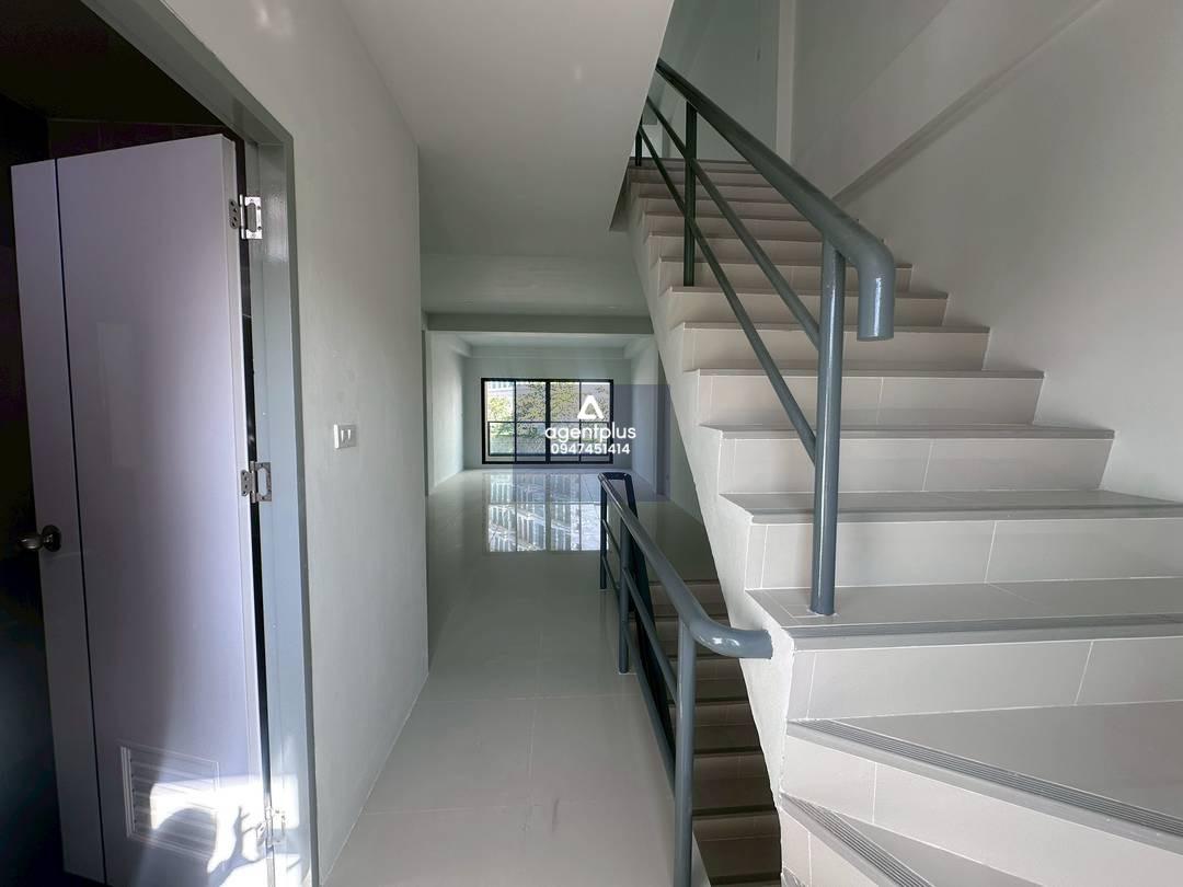 ตึกพาณิชย์ ขาย/ให้เช่าทำธุรกิจ ทำเลทองพระตำหนัก คูหา4ชั้น มีห้องน้ำให้ทุกชั้น