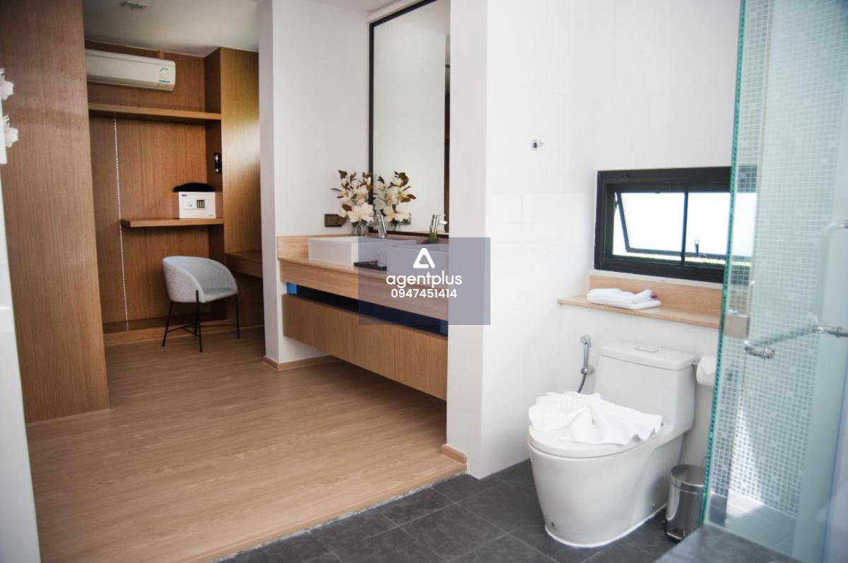 พูลวิลล่าหรูตกแต่งสไตล์โมเดิร์นใกล้หาดนาจอมเทียน