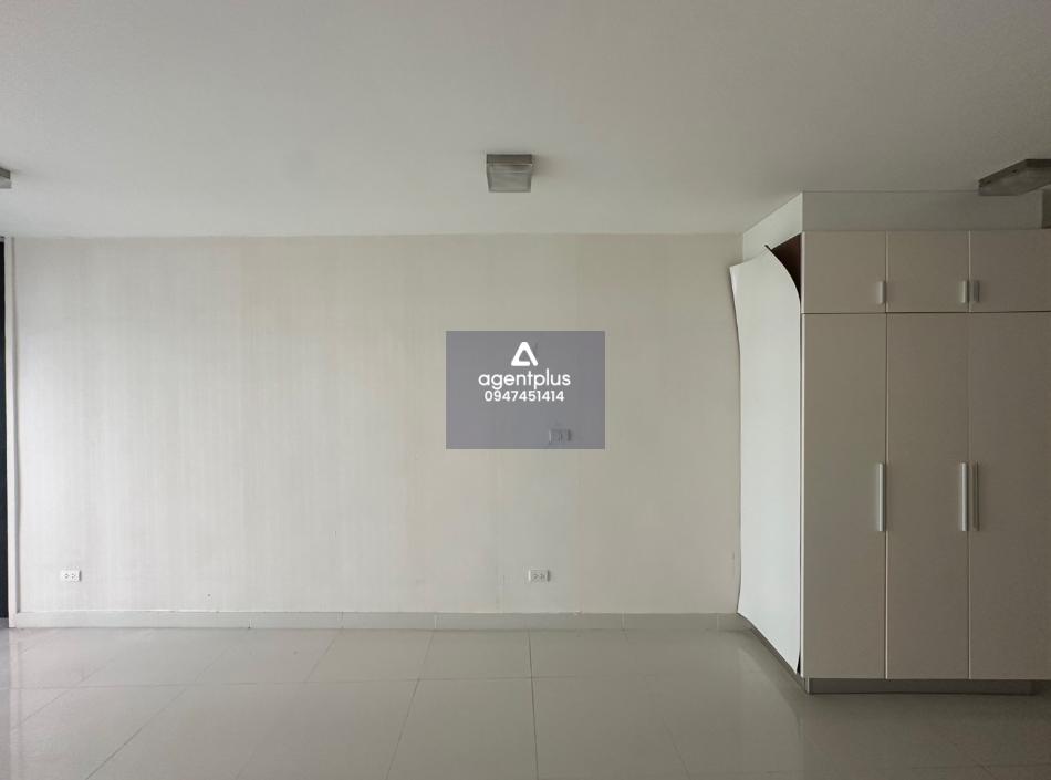 ขายคอนโดมิเนียม ภายในกว้างขวาง โครงการปาร์ค รอยัล 2 ทำเลดี เดินทางเข้า-ออกสะดวก