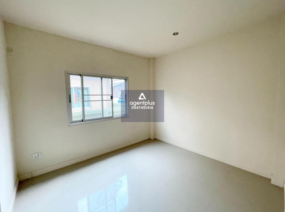 บ้านเดี่ยวชั้นเดียว โครงการลาเวนเดอร์ 2 ชลบุรี แยกเข้าถนนสายฉะเชิงเทรา-สัตหีบ(ทล.331) เข้าถนนบ้านเขาหิน ประมาณ 280 ม. ตั้งอยู่ทางซ้ายมือ ทำเลในแหล่งชุมชน เดินทางเข้า-ออกสะดวก อยู่ใกล้สิ่งอำนวยความสะดวก