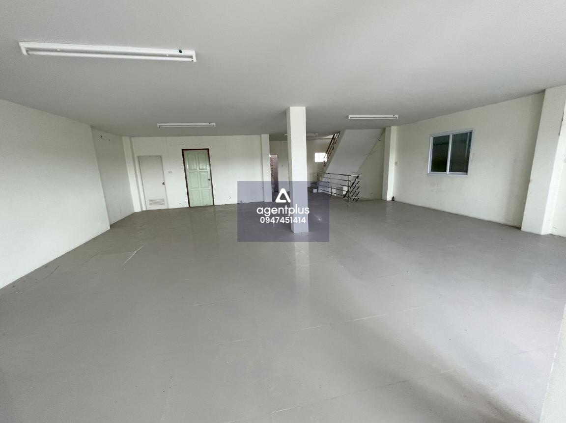 อาคารพาณิชย์ เมืองนครสวรรค์ อาคารพาณิชย์ 4 ชั้น ทำเลเด่น ติดถนนสายนครสวรรค์–ท่าตะโก (ทล.3004) การเดินทางสะดวกสบาย เหมาะสำหรับทำการค้า หรืออยู่อาศัยในย่านชุมชนที่มีการคมนาคมสะดวกและสาธารณูปโภคครบครัน